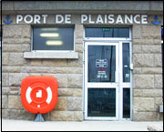 "Port de plaisance" (pleasure boat harbor)